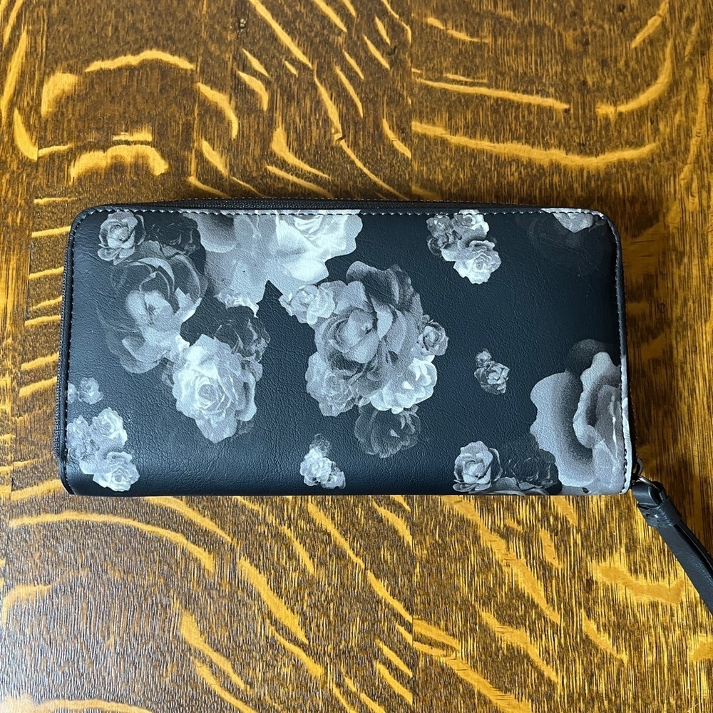 Vera Wang Black and Gray Rose Wallet - Picture 4 of 8